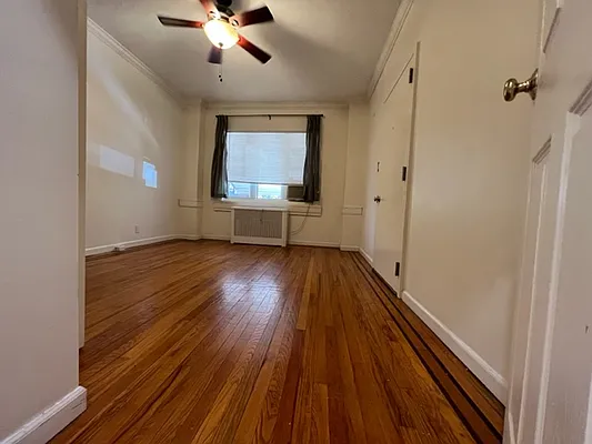 Rented by Zikos Realty Services | media 7