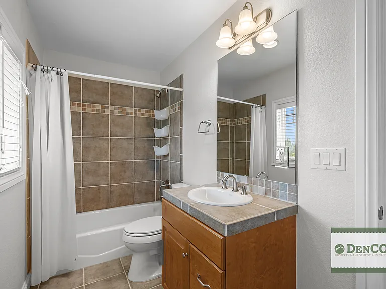 1401 S Clarkson St — Photo 26