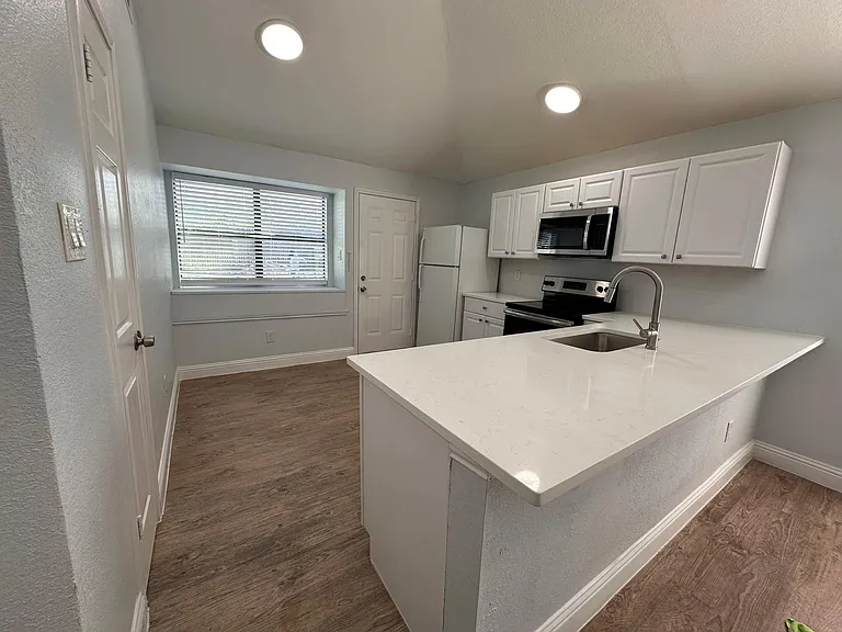 Dalewood Ln — Photo 11
