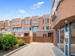 307 Hancock Ct, Edgewater, NJ 07020