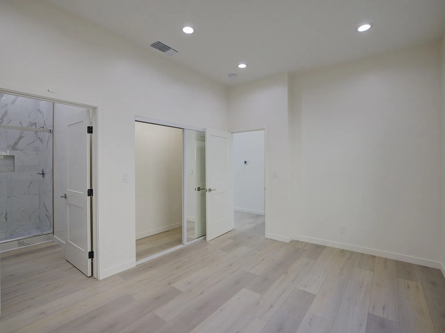 2 bed, 1000 sqft, $3,300 — Photo 4