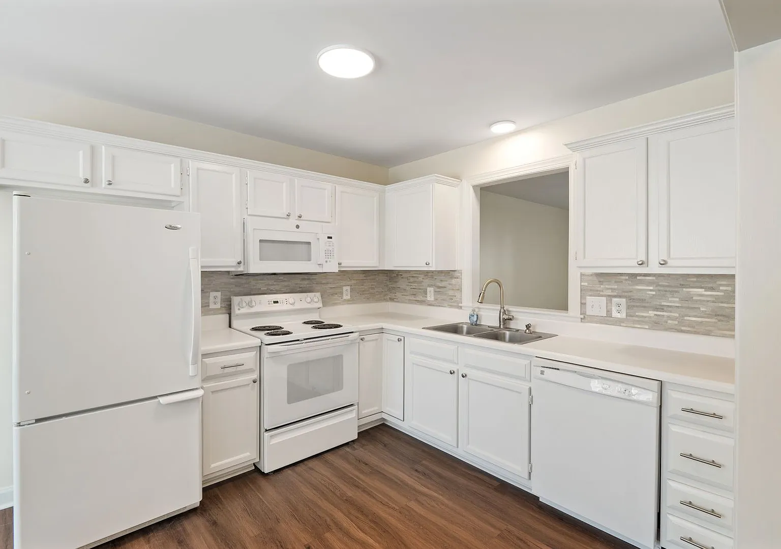 Cute 2 Bedroom Ranch Townhome - With Covered Deck and Fenced in Yard! Fuquay Varina - Available Now! — Photo 4
