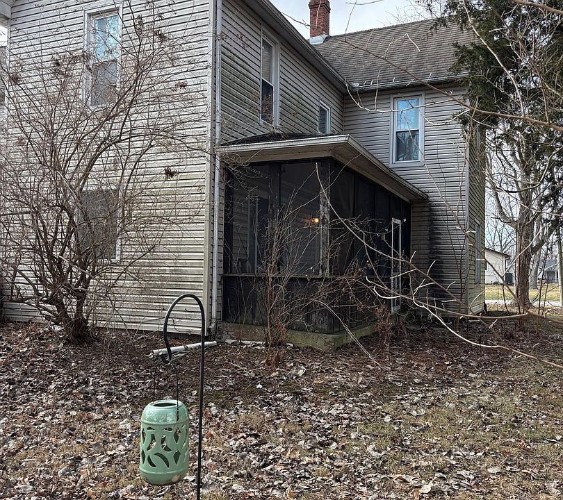 2nd image of 105 W Adams St