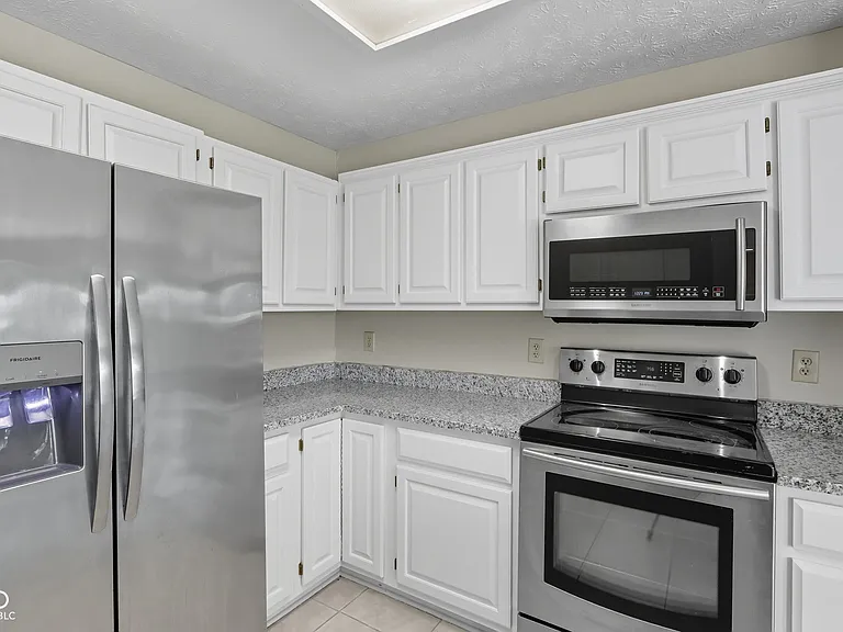 7975 Meadow Bend Cir — Photo 23
