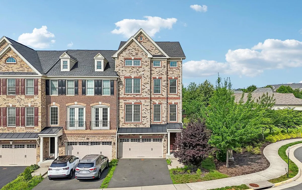 3 bed, 4.5 bath, 3470 sqft, $3,850 — Photo 1
