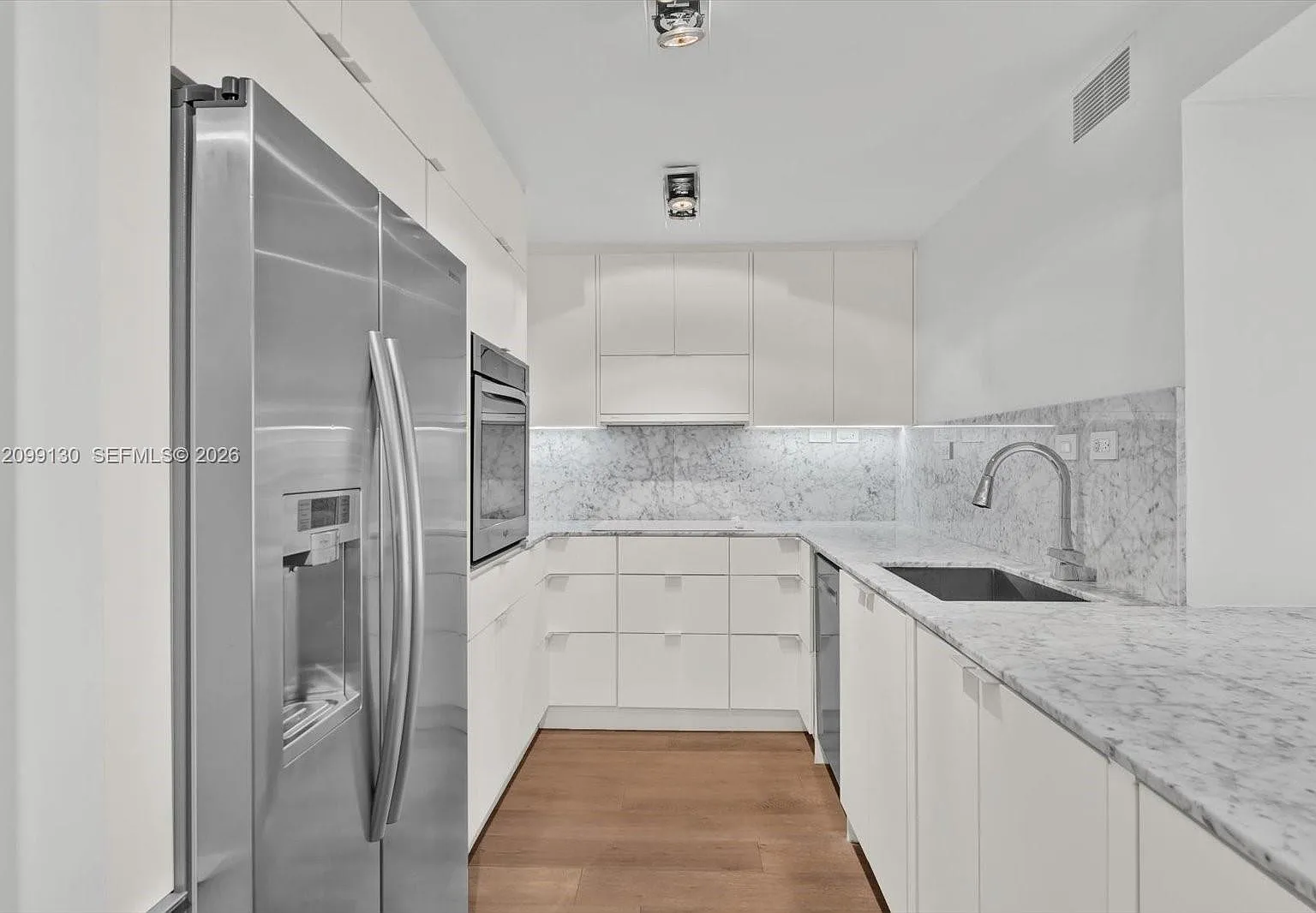 Yacht Harbour Condo — Photo 4