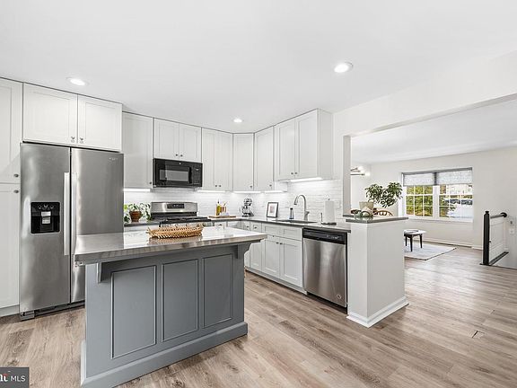 2nd image of 3059 Antrim Cir