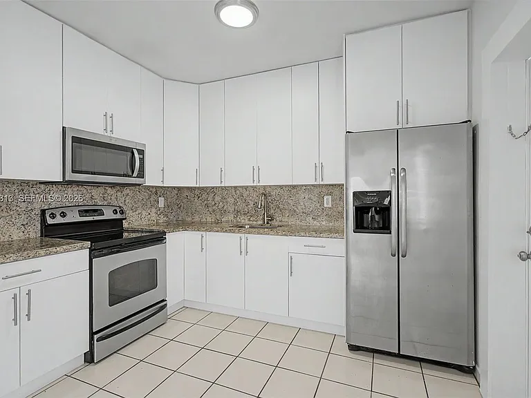 1410 SW 37th Ave #6 — Photo 3
