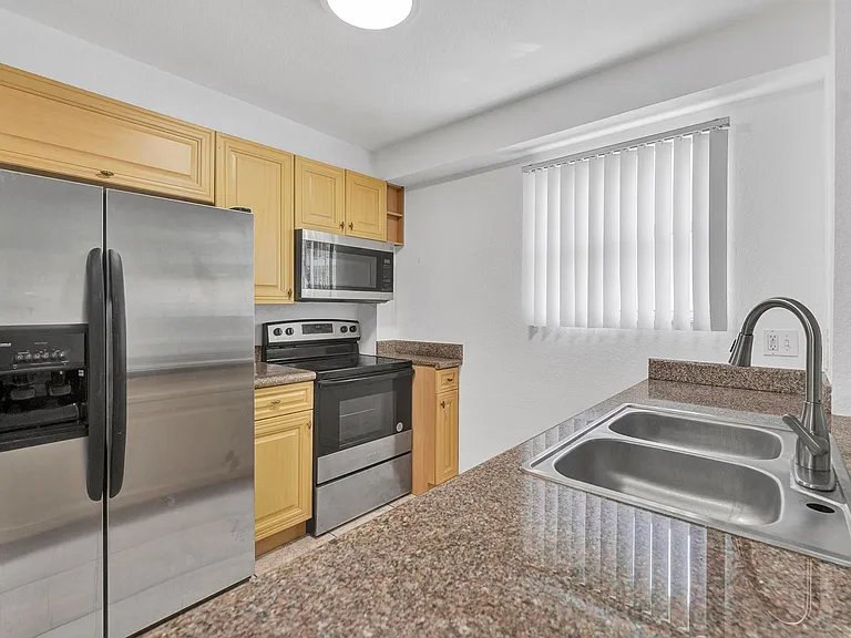 520 SW 5th St — Photo 13