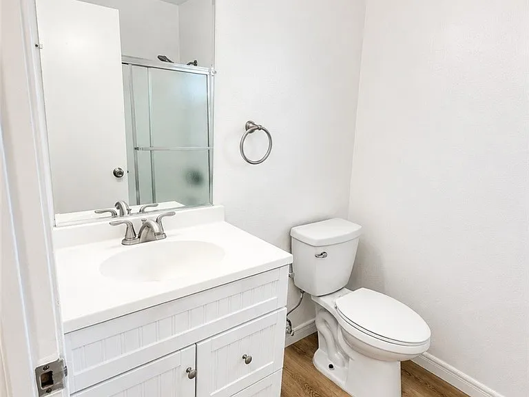 7900 Woodman Ave #105 — Photo 29