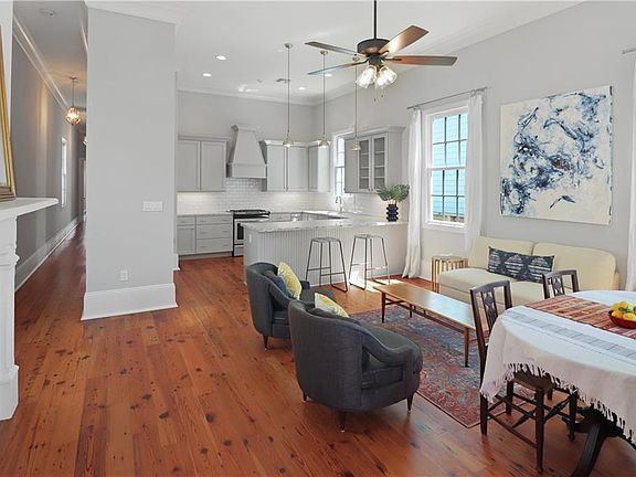 3rd image of 821 Congress St