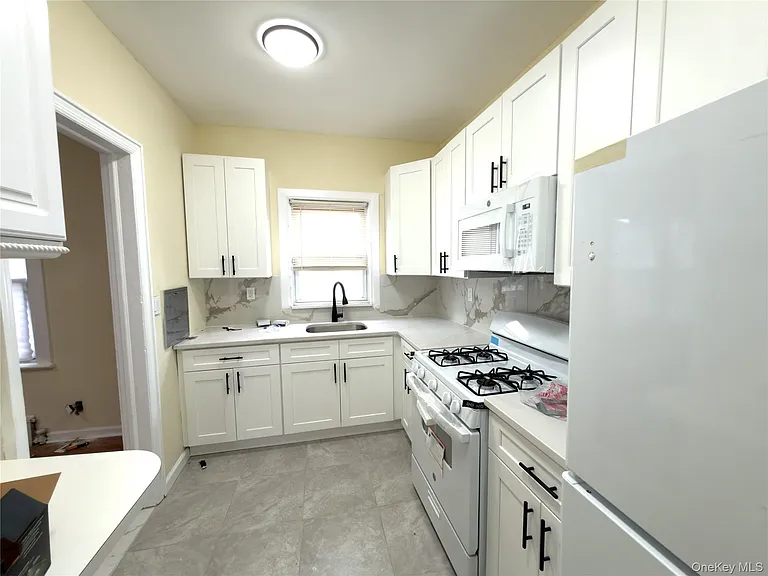 517 Laurelton Blvd — Photo 13