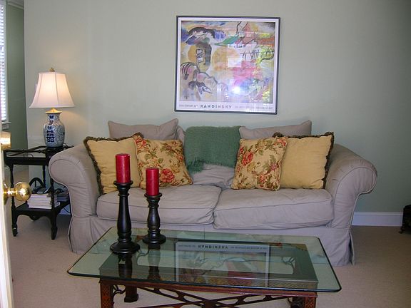 Cozy and comfortable famly room.