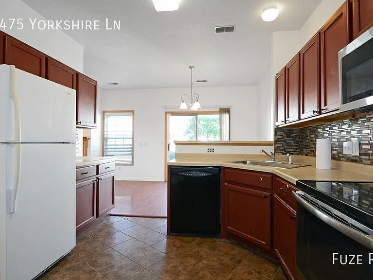 1475 Yorkshire Ln — Photo 9