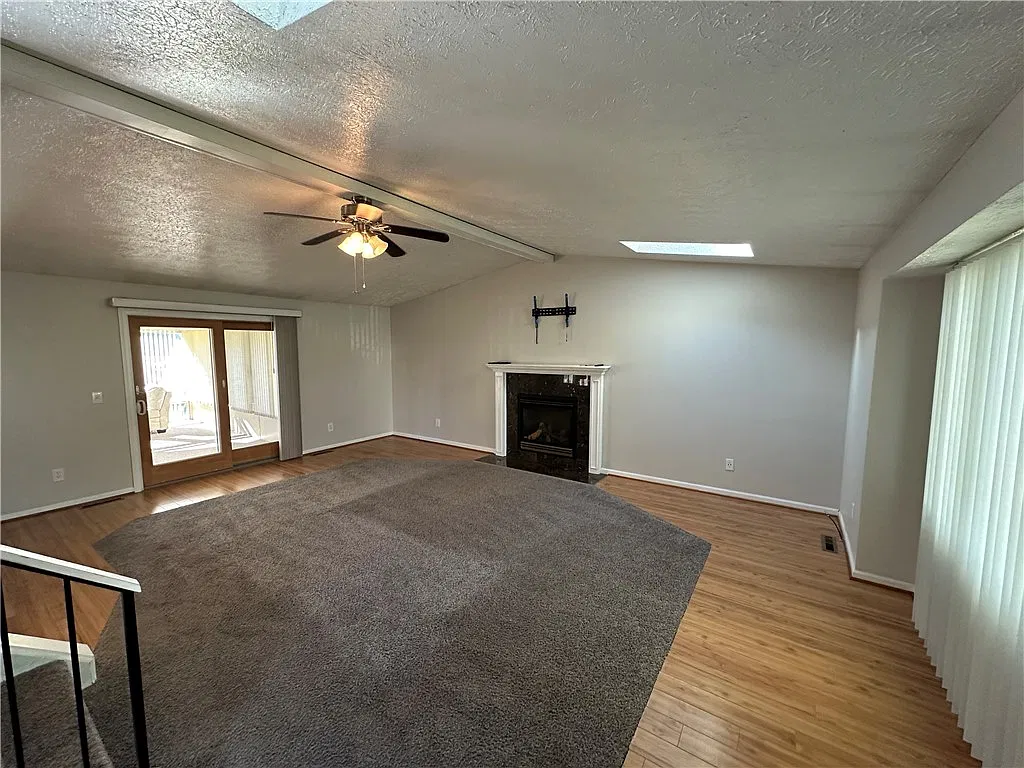 3 bed, 1.5 bath, 1292 sqft, $2,500 — Photo 3