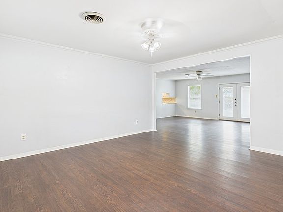 4th image of 1402 Village Dr