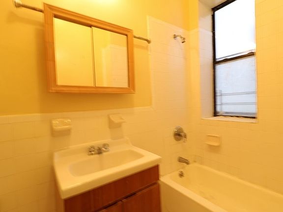 4th image of 255 Audubon Ave APT 1b