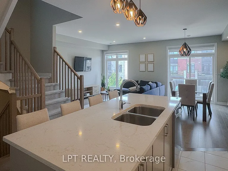 552 Labrador Cres — Photo 12