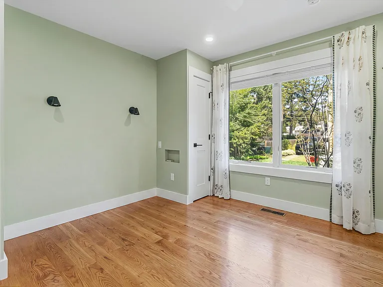 103 Hastings Ave — Photo 18