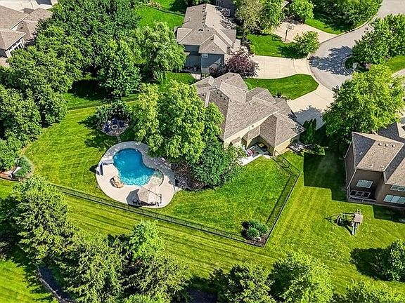 3rd image of 15933 Ballentine St