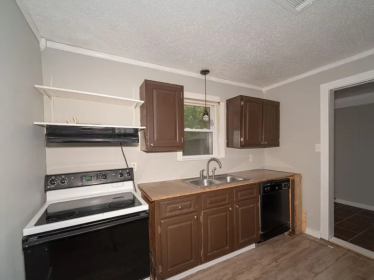 610 N Fir St — Photo 7