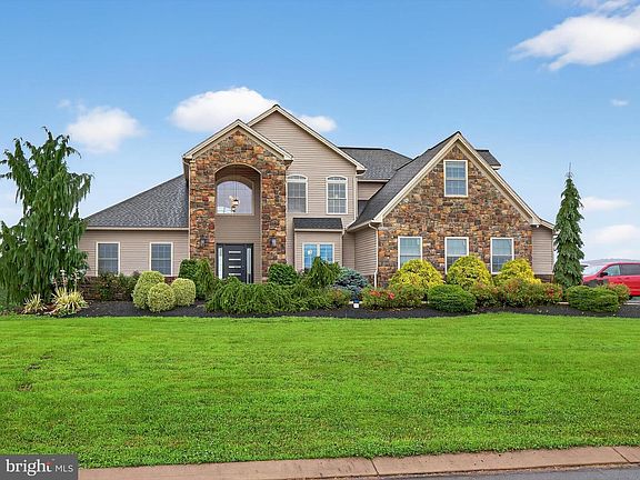 3rd image of 13 Pheasant Hill Dr