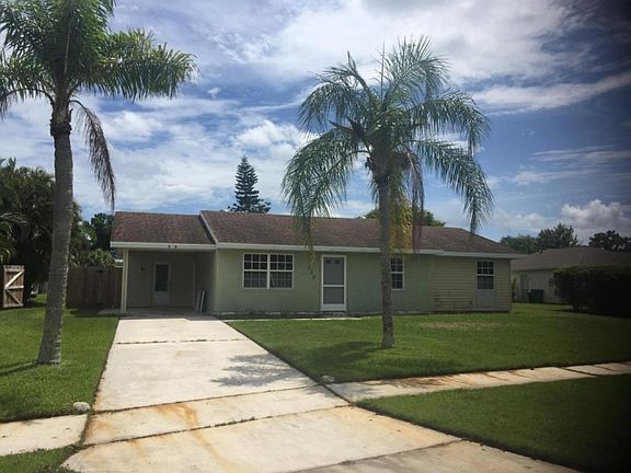 5th image of 320 NE Camelot Dr