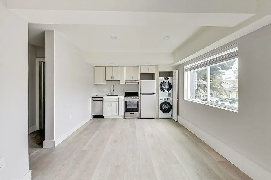 Modern Junior One-Bedroom with Private Patio | In-Unit Laundry | Newly Renovated | Lakeshore — Photo 1