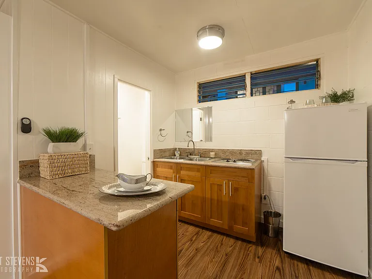 242 Kaiulani Ave #4 — Photo 2
