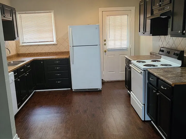 416 Esther Blvd — Photo 5