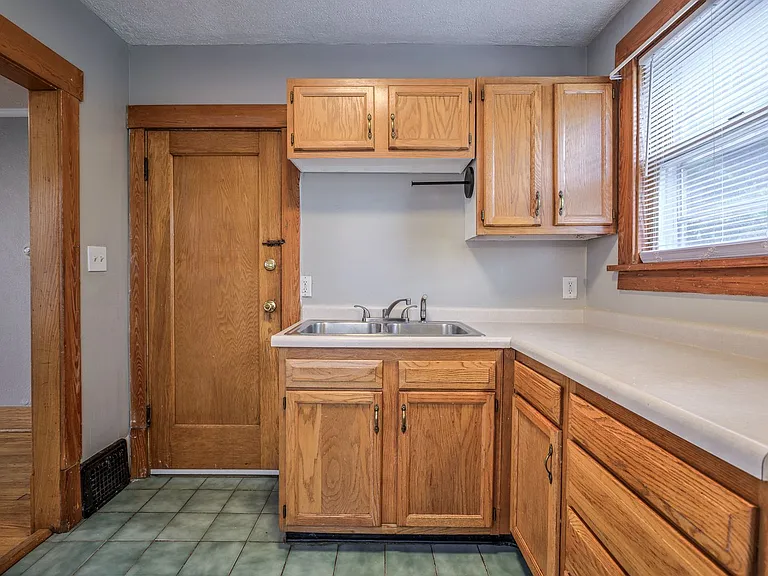 3310 Jackson St — Photo 16