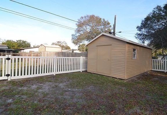 5th image of 643 Cedarwood St N