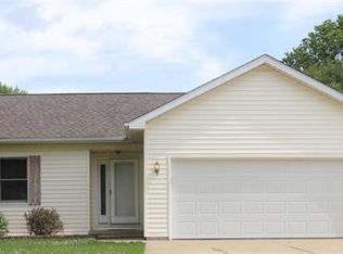 30 Lexington Ln, Highland, IL