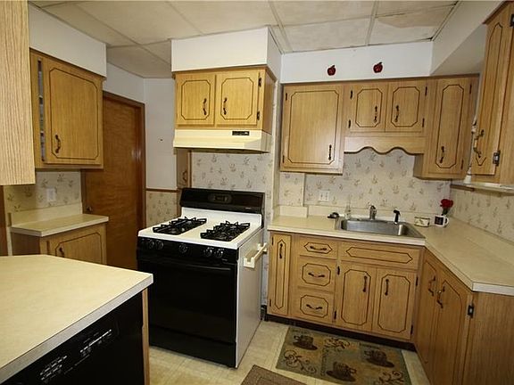 Plenty of Cabinets in 11x9 Kitchen w/ Gas Stove & Refrigerator included (Dishwasher does not work)