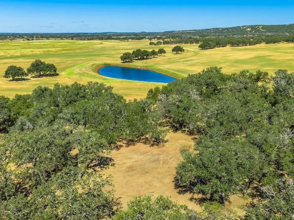 2 Sultemeier Moellering Rd, Fredericksburg, TX 78624