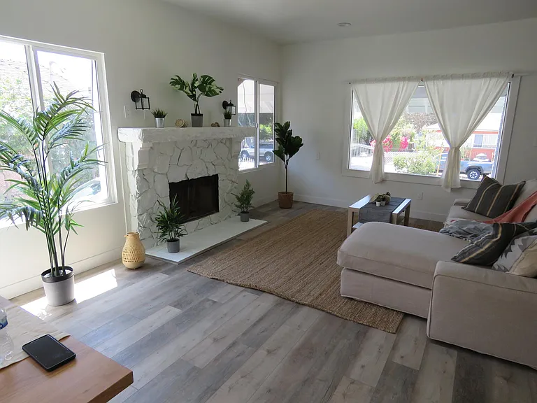 1587 W 35th Pl — Photo 2
