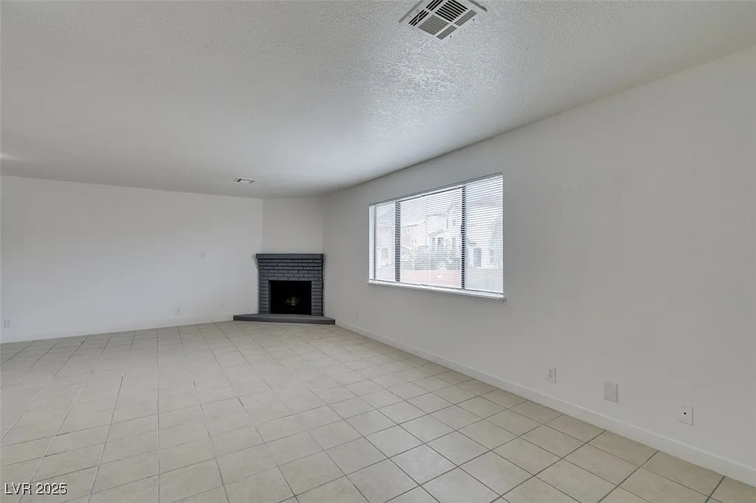 3 bed, 2.0 bath, 4528 sqft, $1,325 — Photo 4