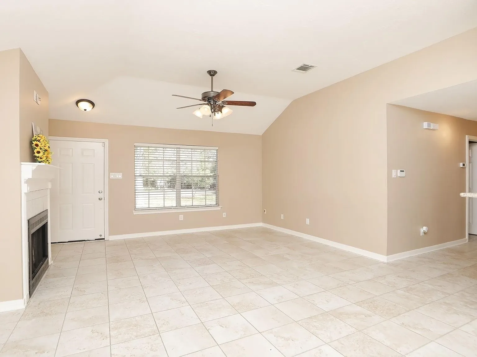 3 bed, 2.0 bath, 1350 sqft, $2,200 — Photo 4
