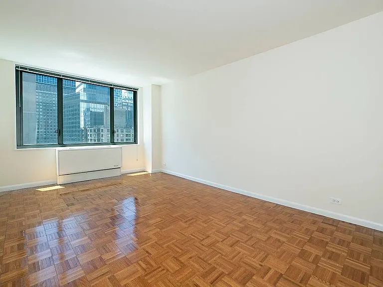 211 W 56th St — Photo 3