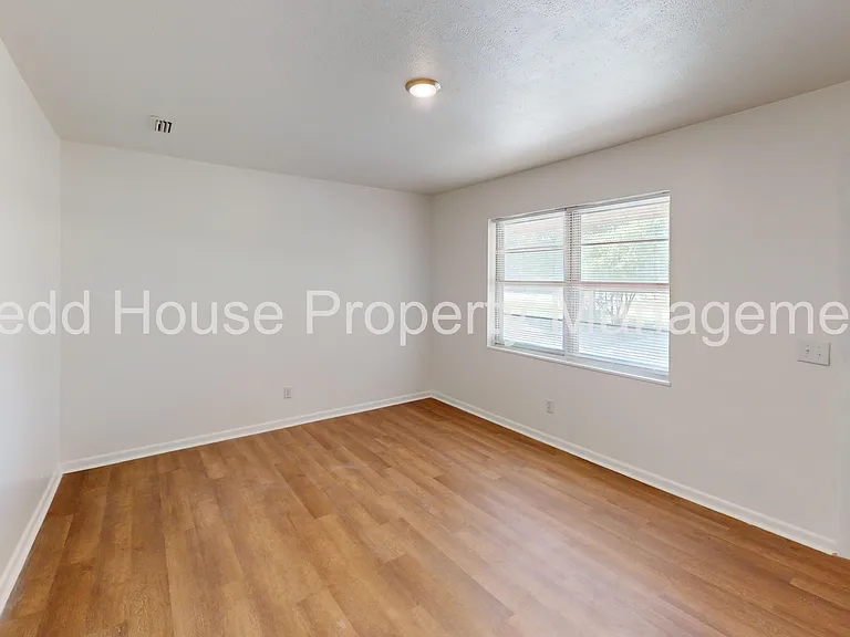 502 Fitzsimmons St — Photo 4
