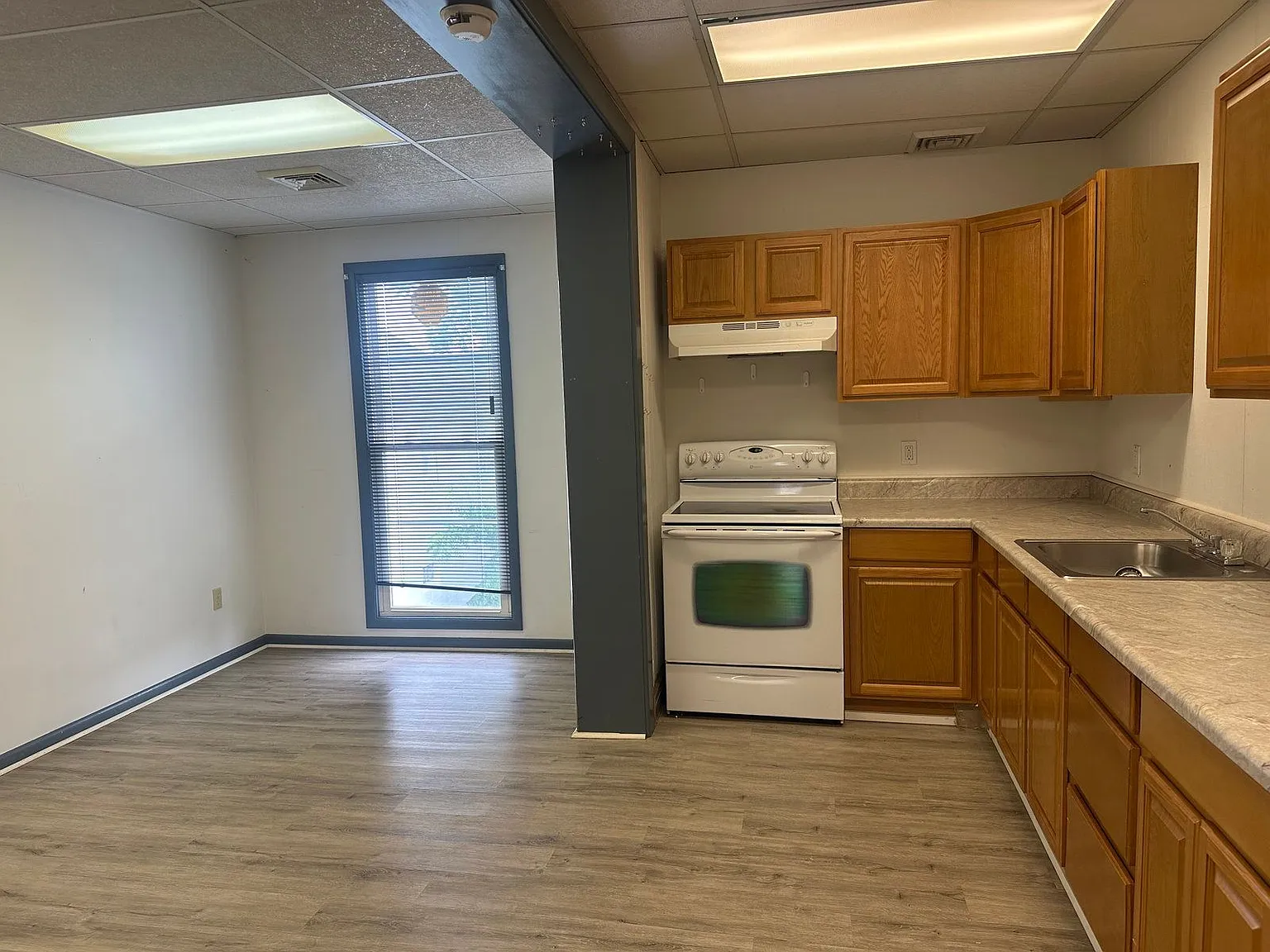 4 bed, 1.0 bath, 1462 sqft, $1,600 — Photo 4