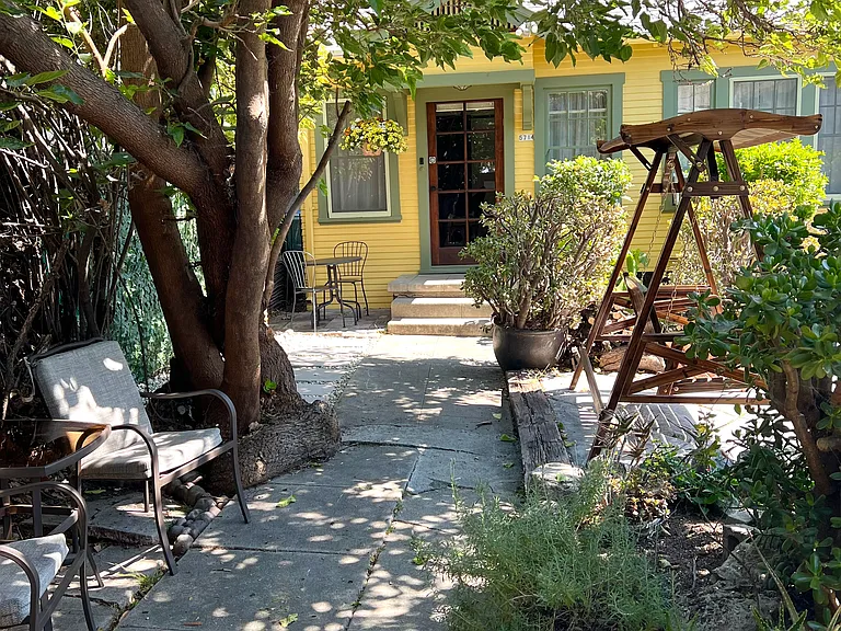 Front of guesthouse + yard