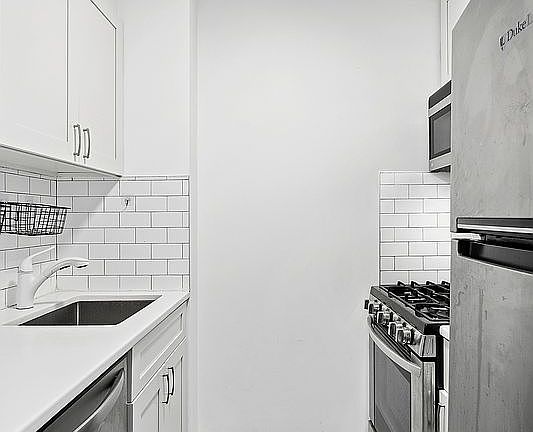 3rd image of 350 W 50th St APT 5N