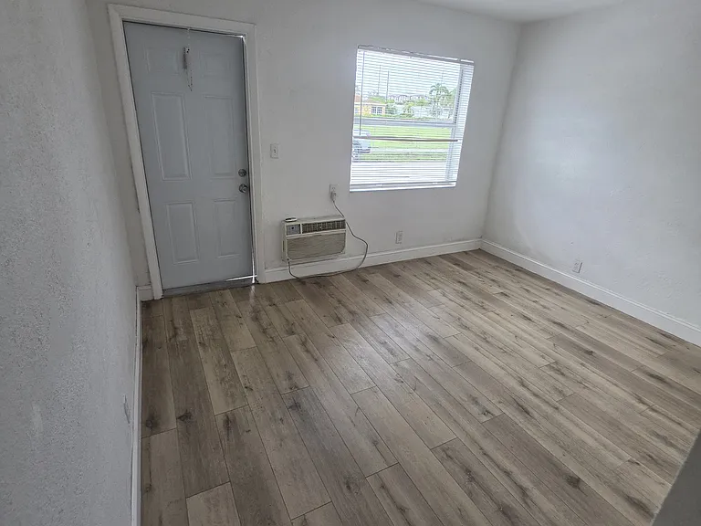 539 NW 1st Ave #7 — Photo 5