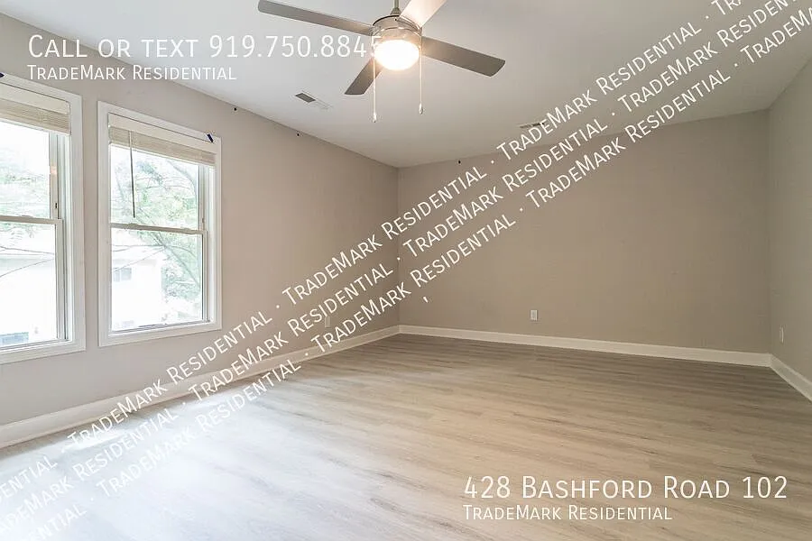 Modern, Renovated 4 bedroom Townhome — Photo 3