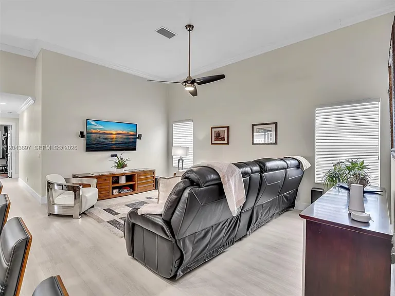 639 Verona Pl — Photo 41