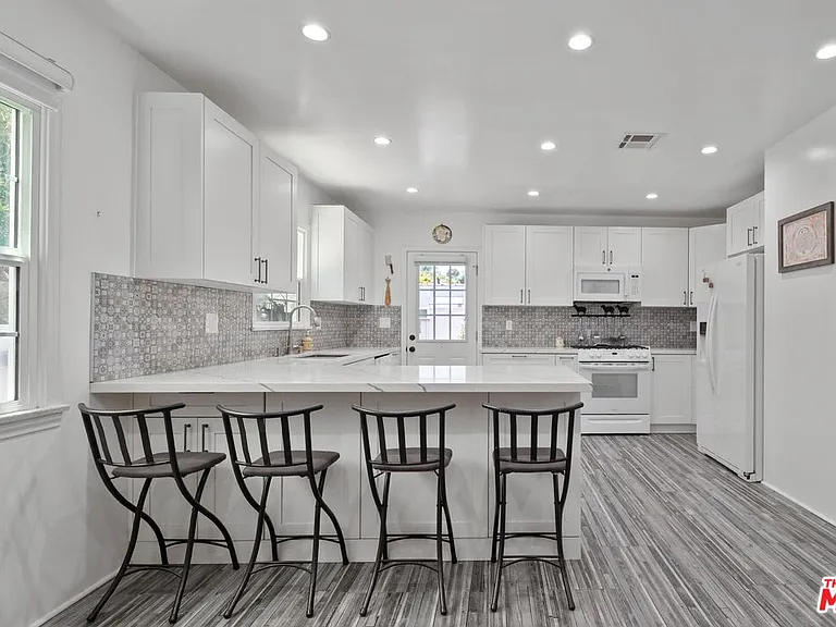 471 S Clark Dr — Photo 10