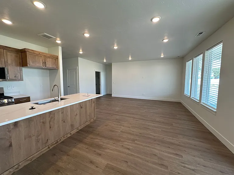 604 S 2355 W — Photo 24