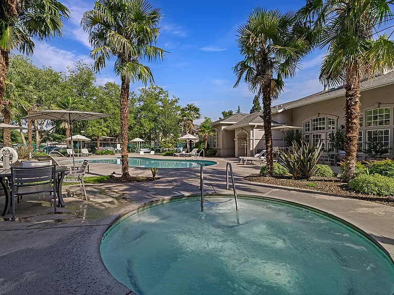 Sterling Oaks Luxury Apartments — Photo 83