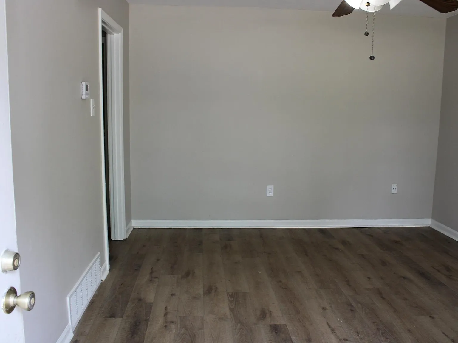 3 bed, 1.5 bath, 1056 sqft, $1,100 — Photo 2